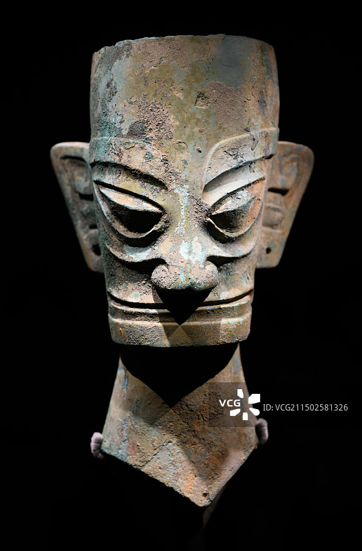 四川广汉三星堆博物馆，青铜人头像图片素材