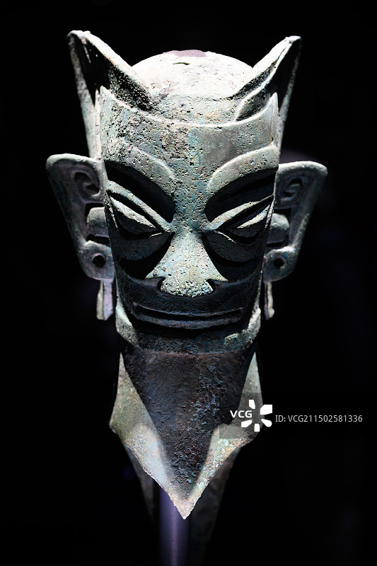 四川广汉三星堆博物馆，青铜人头像图片素材