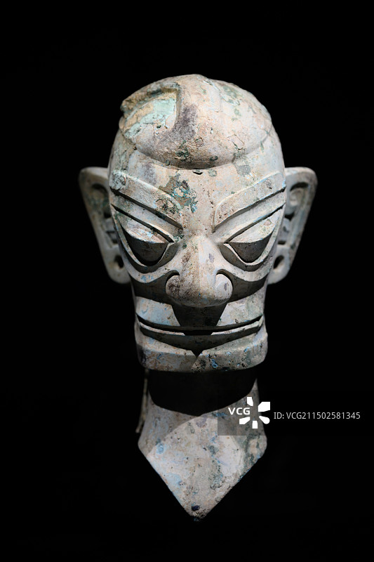 四川广汉三星堆博物馆，青铜人头像图片素材
