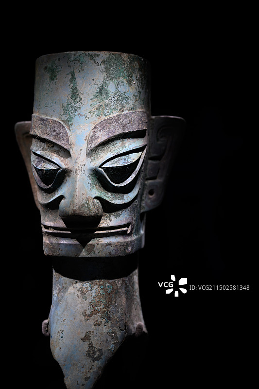 四川广汉三星堆博物馆，青铜人头像图片素材