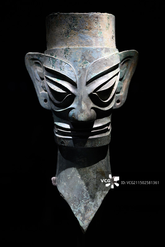 四川广汉三星堆博物馆，青铜人头像图片素材