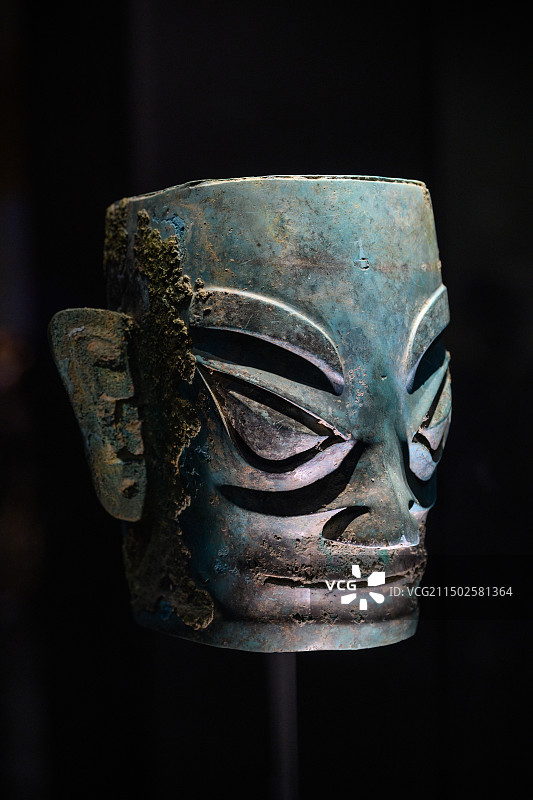 四川广汉三星堆博物馆，青铜人头像图片素材
