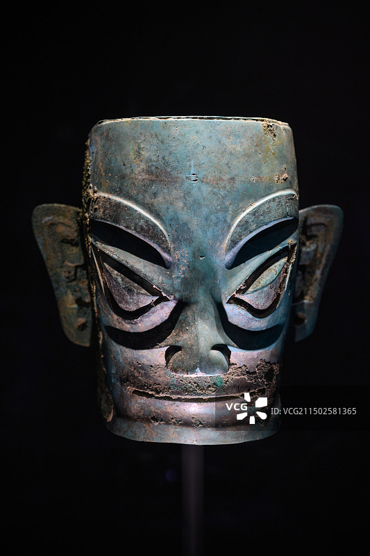四川广汉三星堆博物馆，青铜人头像图片素材