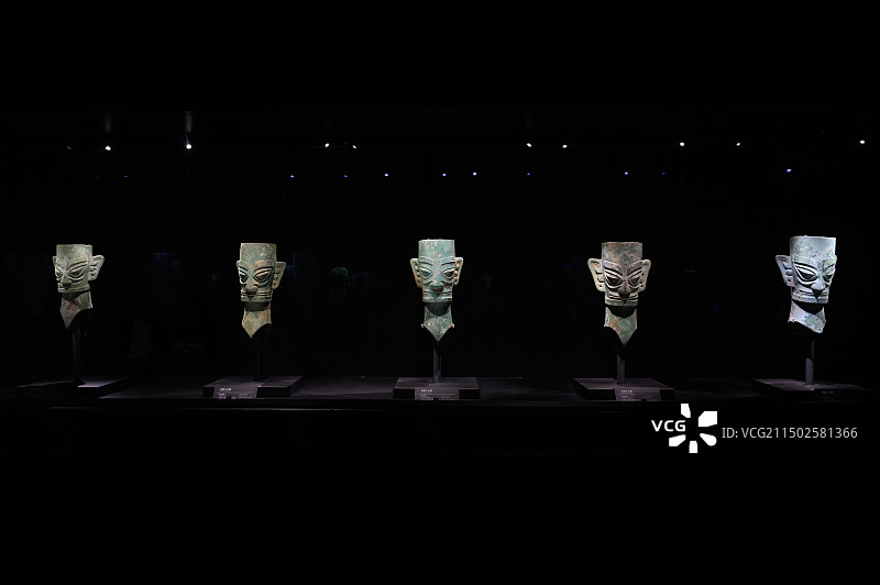 四川广汉三星堆博物馆，青铜人头像图片素材