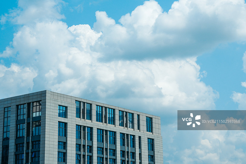 蓝色天空上的云和园区建筑图片素材