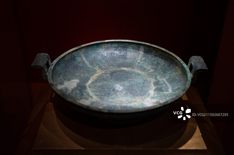 国家博物馆 龙肇新元 甲辰龙年新春文化展 战国 龙虎纹双耳盘图片素材