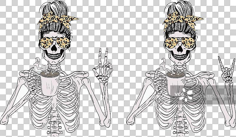 发髻凌乱、穿着豹纹骷髅装的女人喝咖啡图片素材