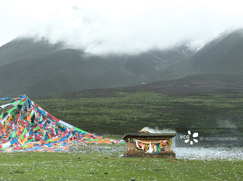 雾蒙蒙细雨中的祭坛塔图片素材