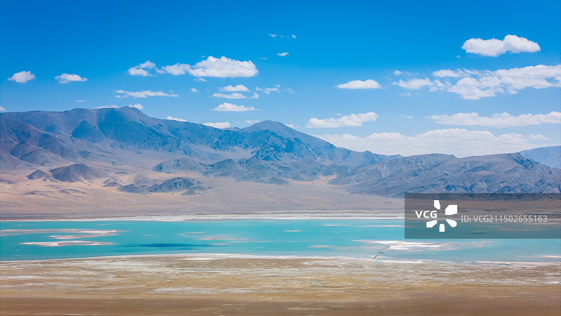 航拍西藏阿里地区革吉县盐湖乡的克琼措盐湖图片素材