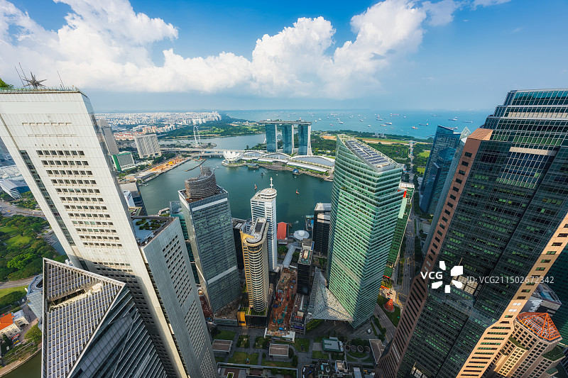新加坡，滨海湾中央商务区，金沙酒店，都市天际线，玻璃幕墙，天台花园，空中花园，写字楼，房地产，航拍图片素材
