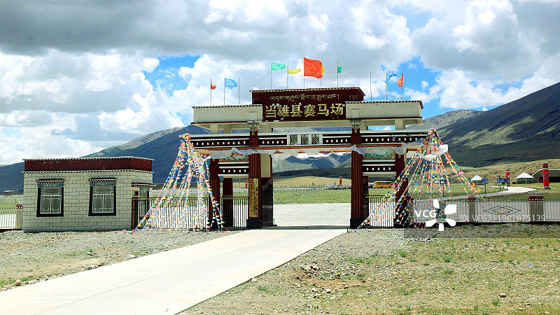 西藏拉萨“当雄县跑马场”入口图片素材