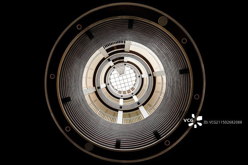 摄于万宁某酒店大堂，自然光从顶部天窗照射进来，画面极具螺旋结构建筑之美。图片素材