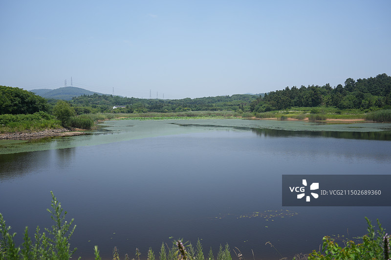天目湖的碧水青山与游船绿树图片素材