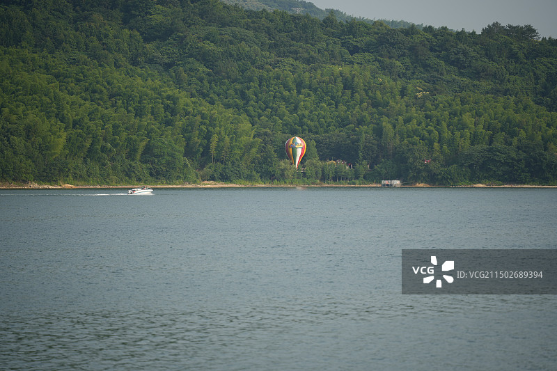 天目湖的碧水青山与游船绿树图片素材