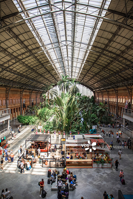 西班牙马德里阿托查站火车站室内景色图片素材