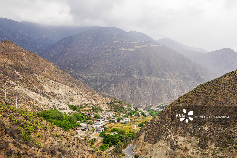 金沙江畔的甘孜州得荣县瓦卡镇 川滇交界处 瓦卡镇 四川省甘孜藏族自治州 甘孜藏族自治州得荣县瓦卡镇图片素材