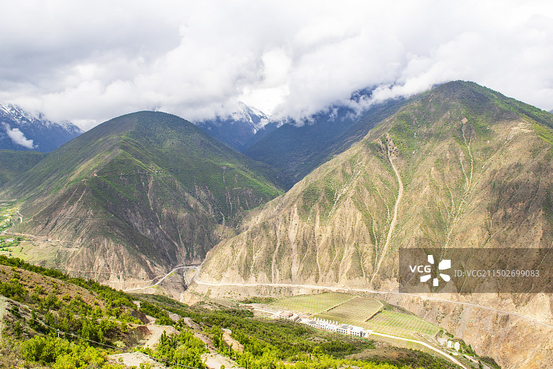 金沙江畔的甘孜州得荣县瓦卡镇 川滇交界处 山脉 山路 青藏高原图片素材