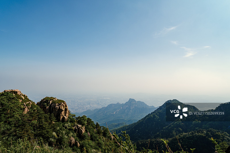 山顶金殿夏季风光图图片素材