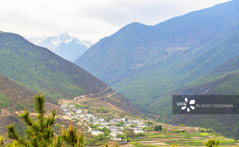 金沙江畔的甘孜州得荣县瓦卡镇 川滇交界处图片素材