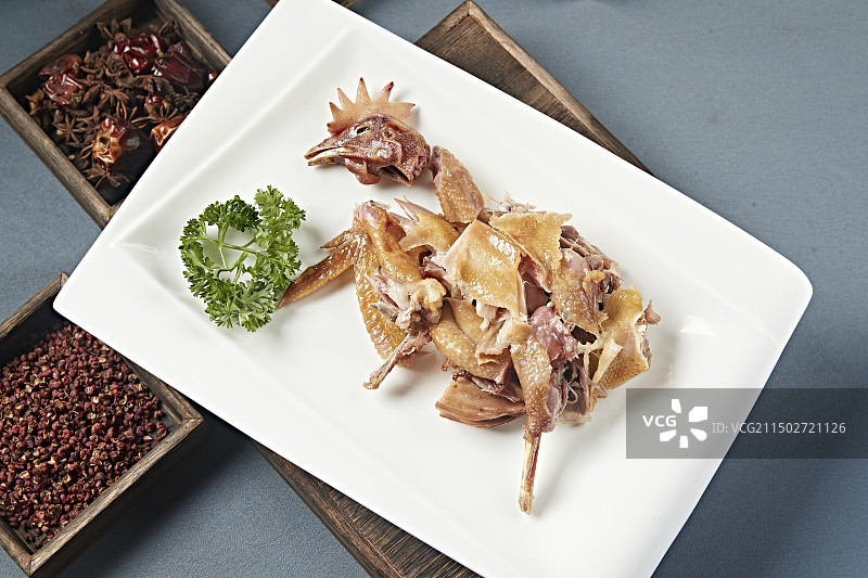 半只手撕卤味烧鸡图片素材