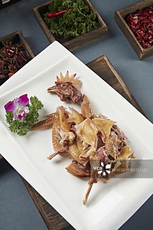 半只手撕卤味烧鸡图片素材