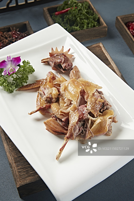 半只手撕卤味烧鸡图片素材