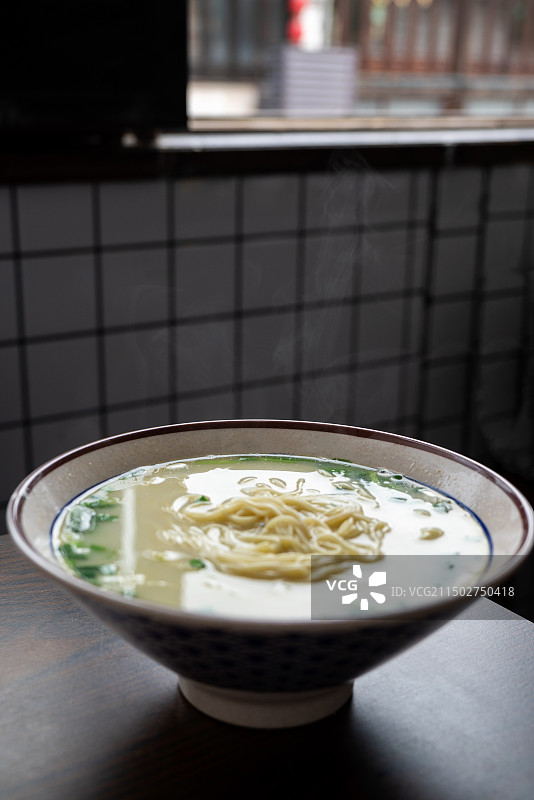 江苏无锡荡口古镇特色美食鱼汤面图片素材