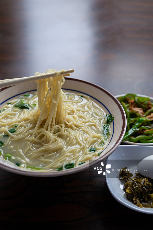 江苏无锡荡口古镇特色美食鱼汤面图片素材