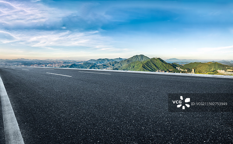 空的道路与山脉背景图片素材