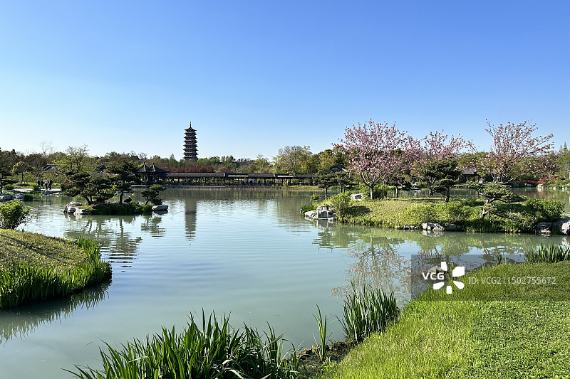 扬州瘦西湖北区看到的大明寺栖灵塔。湖水，树木，楼阁高塔组成的江南园林风景图片素材