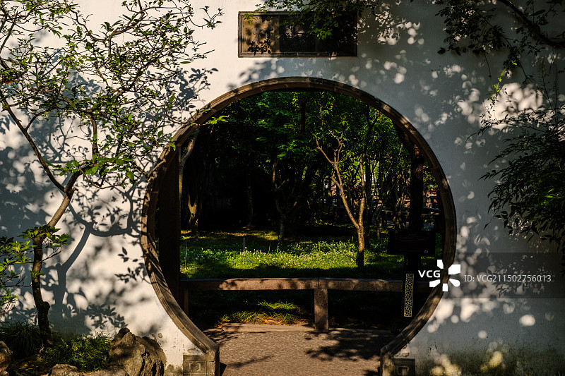 夏天早晨六点苏州古典园林留园涵碧山房的门窗和又一村月门图片素材