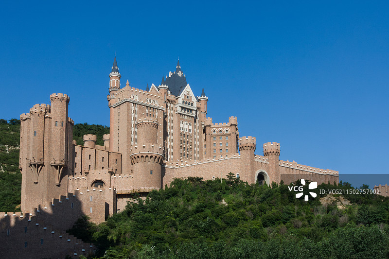 蓝天下的大连星海城堡酒店图片素材