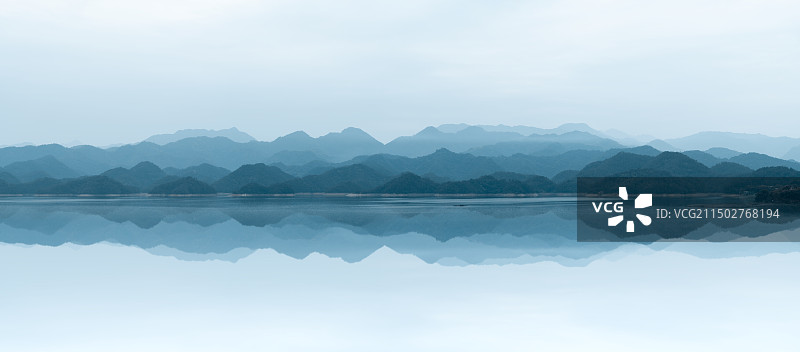 杭州千岛湖风平浪静水墨画山水图图片素材