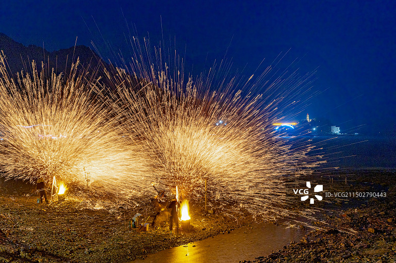 《火树银花炫古村》图片素材