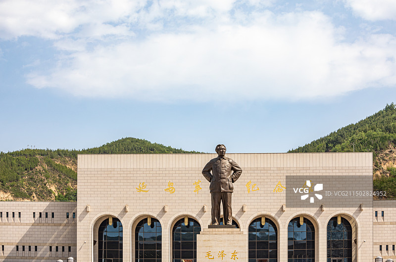 蓝天白云下的陕西延安革命纪念馆建筑景观图片素材