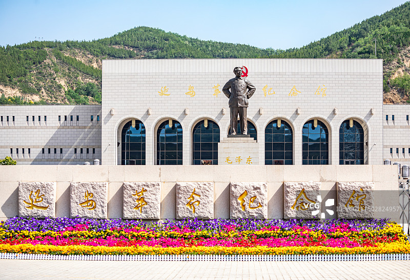 蓝天白云下的陕西延安革命纪念馆建筑景观图片素材