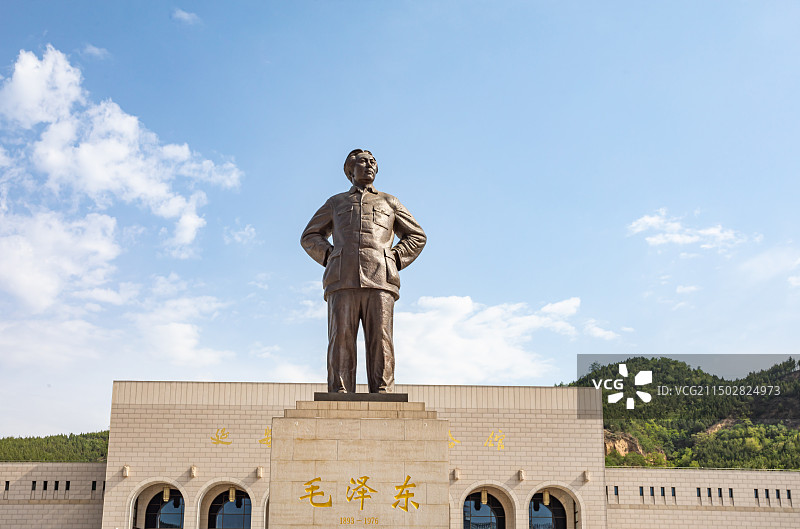 蓝天白云下的陕西延安革命纪念馆建筑景观图片素材