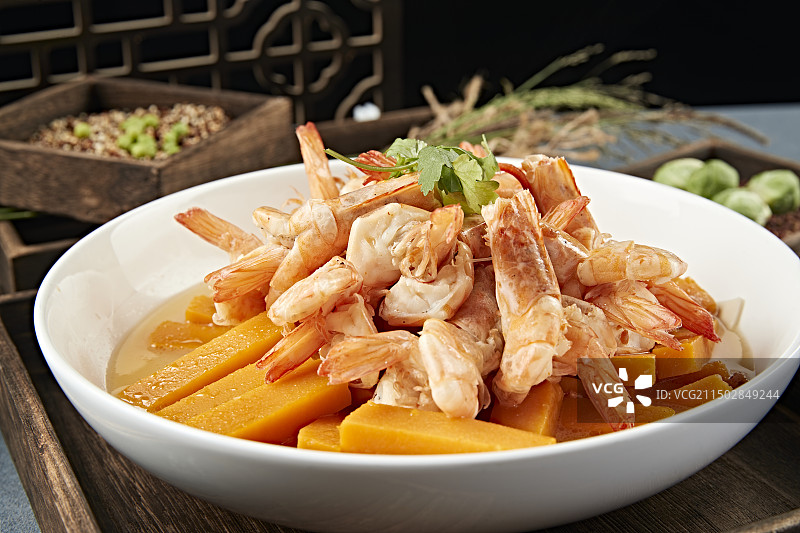 清汤金瓜炖煮开背大虾图片素材