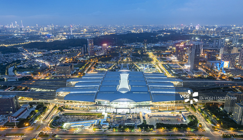 繁华的广州南站商圈夜色图片素材