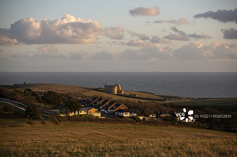 英国布莱顿城市边缘与英吉利海峡草坪日落风光图片素材