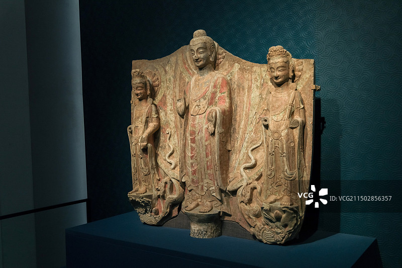贴金彩绘背屏式佛菩萨三尊像 东魏（534-550） 1996年龙兴寺遗址窖藏出土 潍坊市青州博物馆藏图片素材
