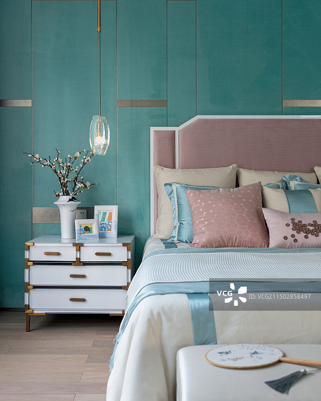 绿色墙面的卧室床头小角度图片素材