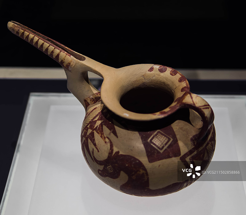 管流彩陶壶图片素材