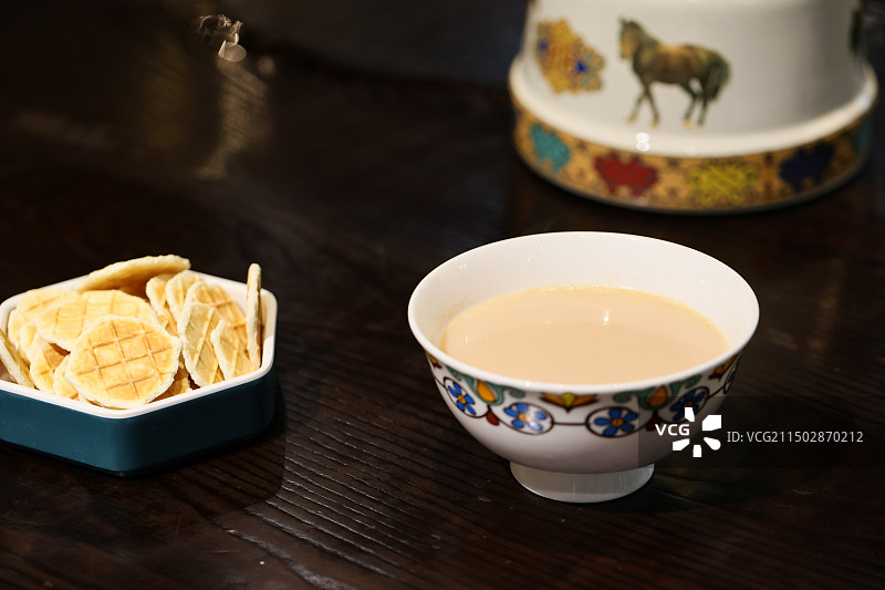 烤奶皮蒙古锅茶肚包肉和石烹烤羊尾尖儿图片素材