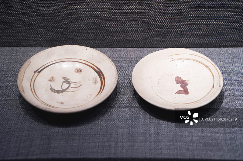 邯郸市博物馆藏元代磁州窑白底黑花“春”字瓷碟“王”字瓷碟图片素材