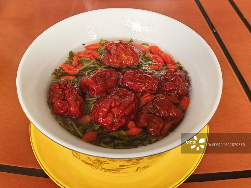 一碗红枣枸杞水图片素材