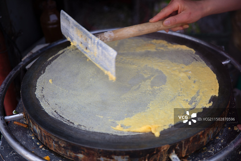 传统的山东煎饼制作图片素材