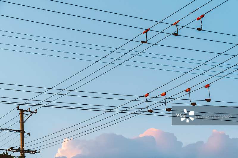 城市上空的电线和部件，组成了五线谱和音符，像一首歌飘在天空。图片素材