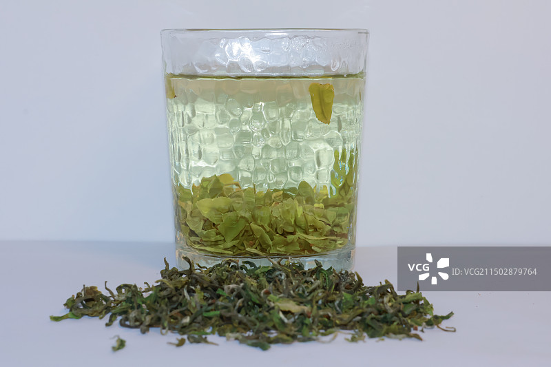 茶叶特写泡好的绿茶图片素材