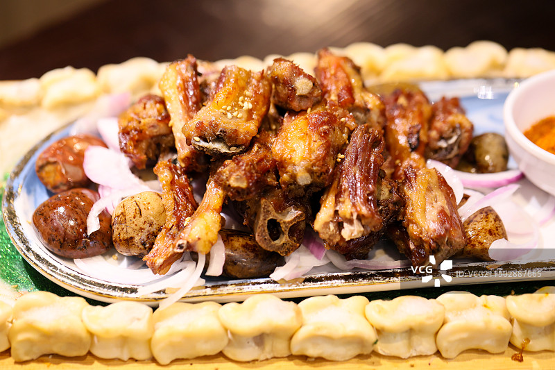 内蒙古美食石烹烤羊尾尖烤羊尾脊骨图片素材